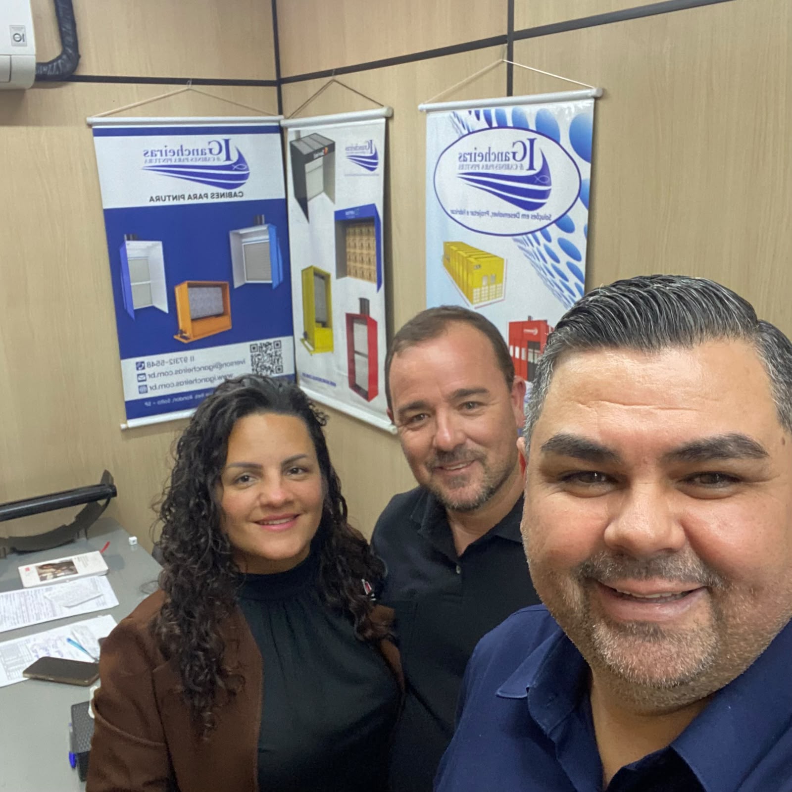 Aldir Silva com clientes no ambiente de trabalho